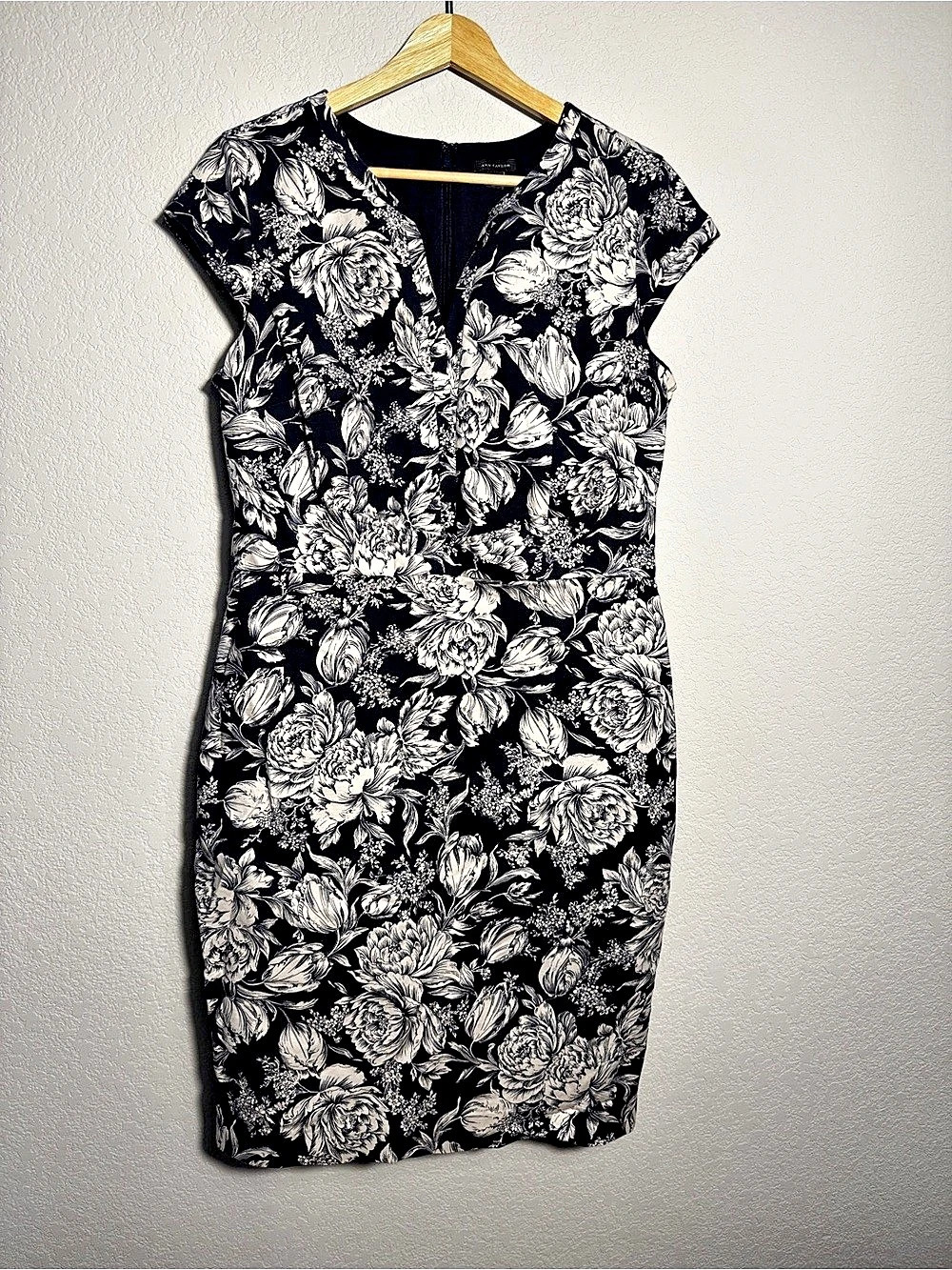 Ann Taylor Floral Midi Dress Black & White Size 10 cocktail dress